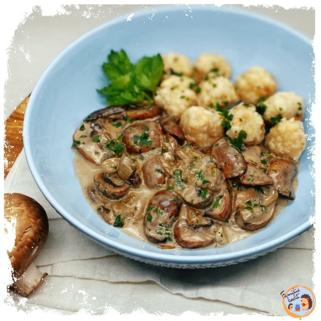 Die besten Knödel mit Pilzen und Sahnesoße ★ vegetarisch (Rezept)