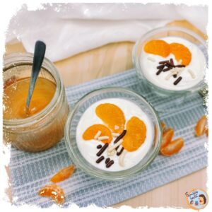 Griechischer Nachtisch Griechischer Joghurt mit Honig und Mandarine
