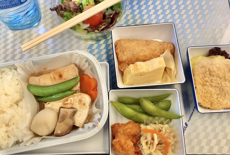 Abendessen im Flugzeug