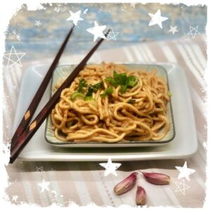 Asianudeln mit Erdnuss Soße Rezept