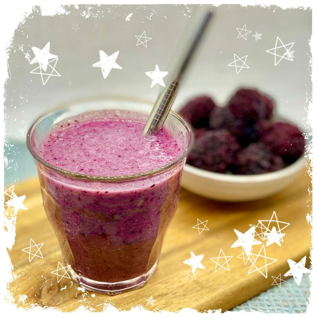 Veganer Beeren Smoothie mit Banane, Birne und Gerstengras