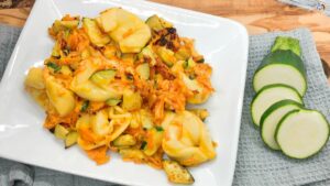 Käsetortelloni mit Möhren und Zucchini