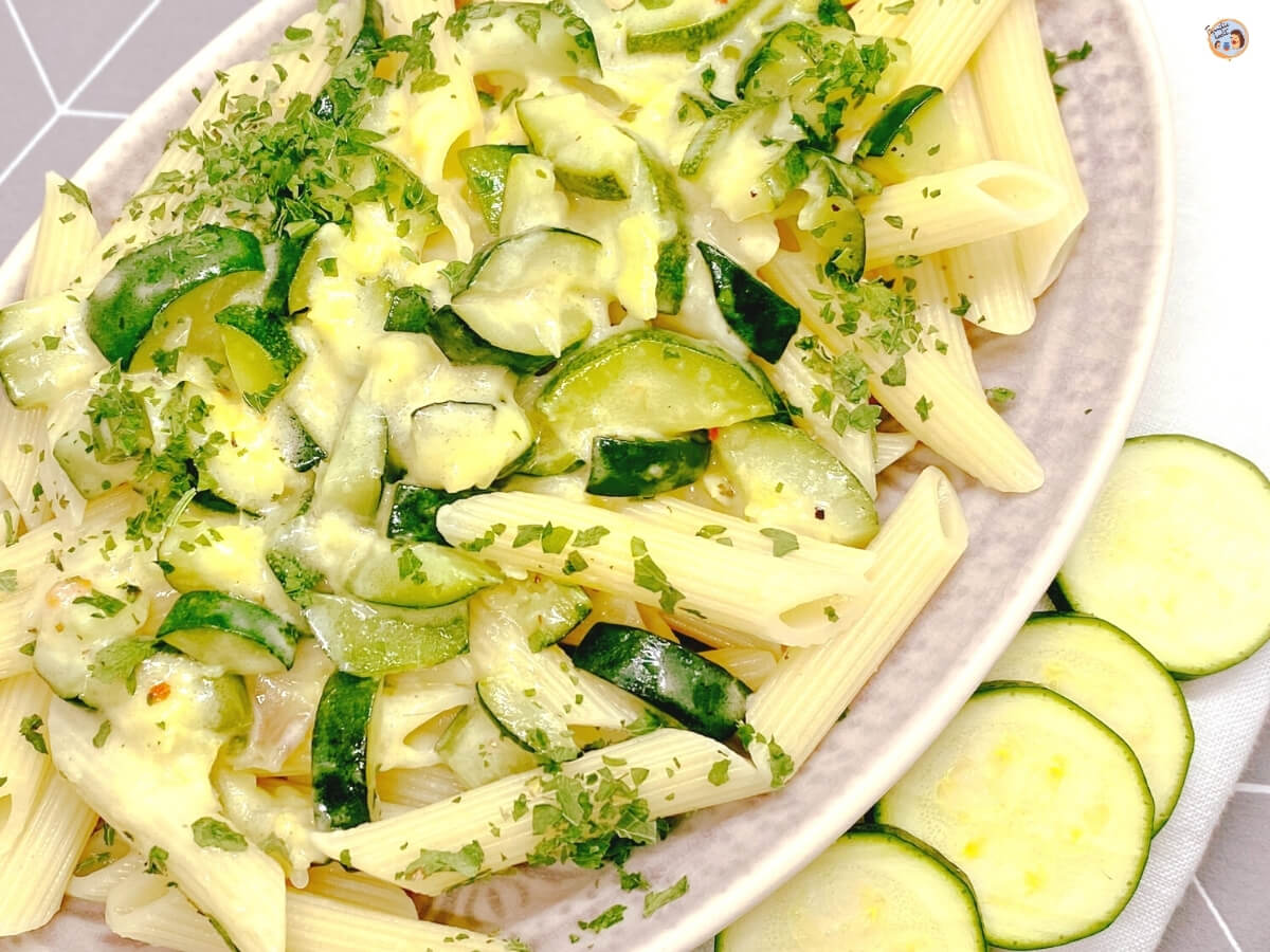 Zucchini Sahne Soße mit Penne ♨ lecker satt in 30 Min! Zucchini Sahne Soße mit Penne ♨ lecker satt in 30 Min!