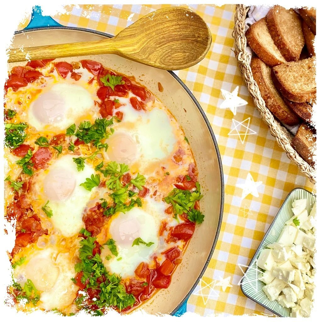 Shakshuka Tomatenpfanne mit pochierten Eiern intl