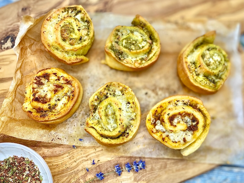 Leckere Pizzaschnecken mit Pesto