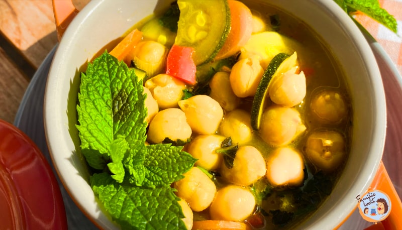Orientalische Suppe mit Minze und Kichererbsen