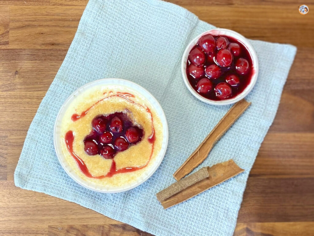 Grießbrei mit Kirschsoße
