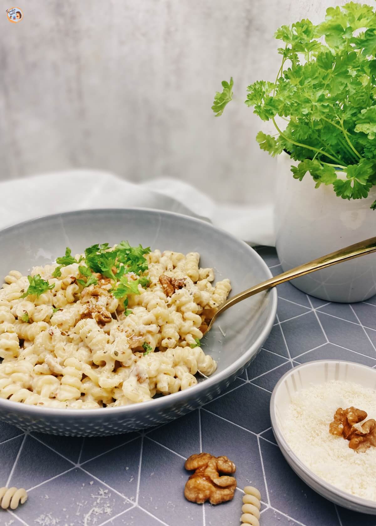 Cremige Walnusssoße mit Lockennudeln ★ und Parmesan Rezept