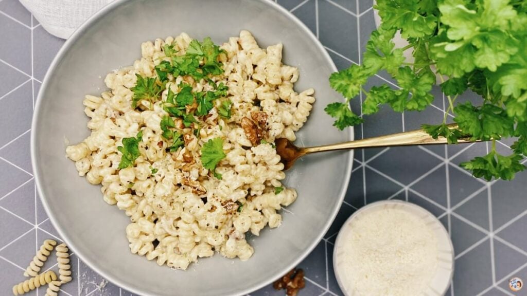 Cremige Walnusssoße mit Lockennudeln ★ und Parmesan Rezept