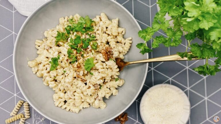 Lockennudeln mit Walnusssauce