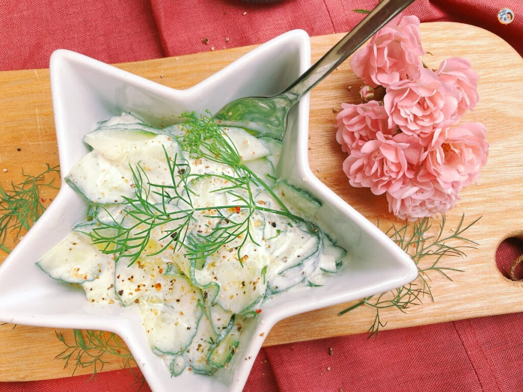 Frischer Gurkensalat