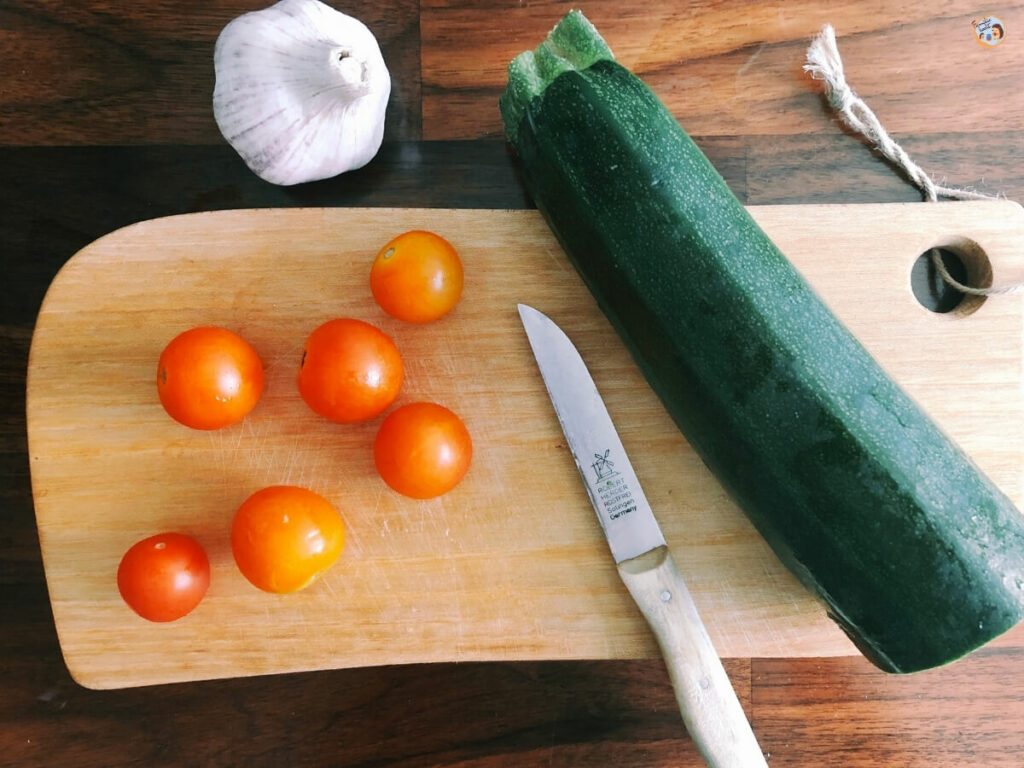 Zucchini und Tomaten