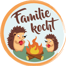 Familie kocht vegetarische Rezepte