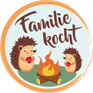 Familie kocht vegetarische Rezepte