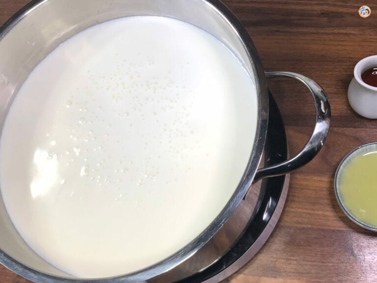 Milch für Paneer aufkochen
