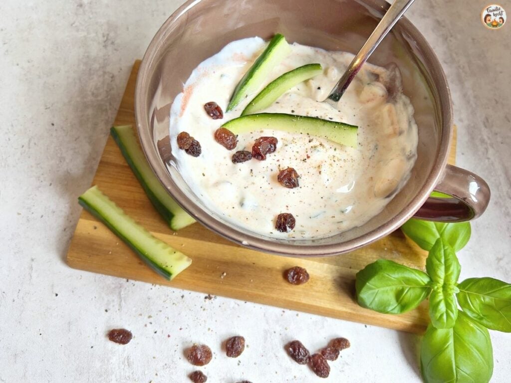 Indische Gurken Raita mit Rosinen