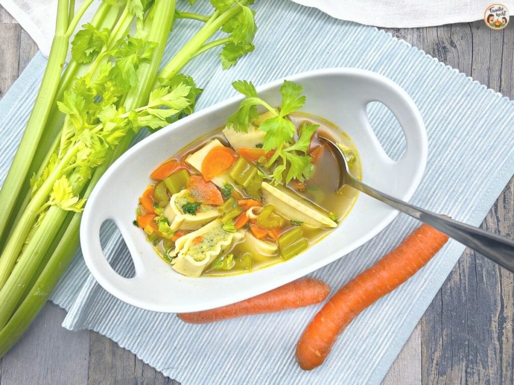 Maultaschensuppe mit Gemüse