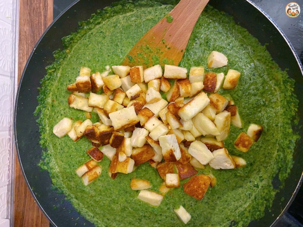 indischer Spinat mit Paneer in der Pfanne