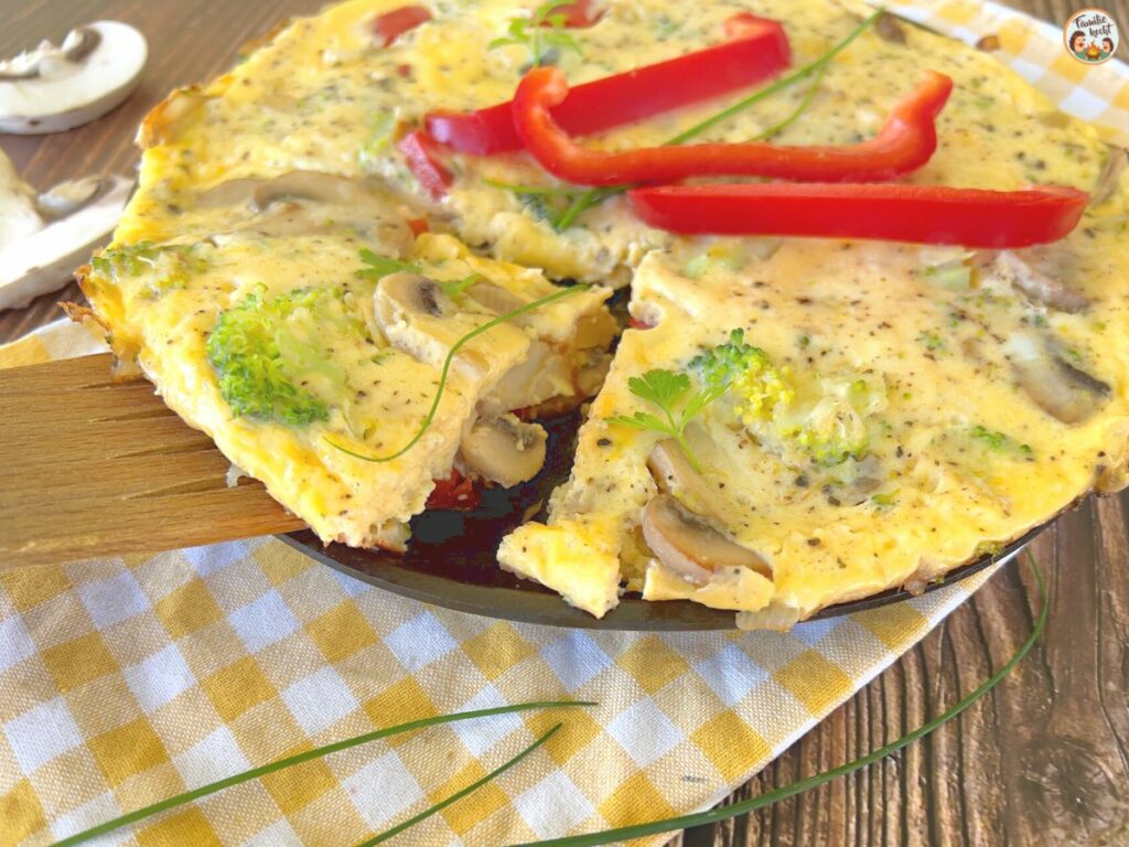 Buntes Gemüseomelette mit Pilzen