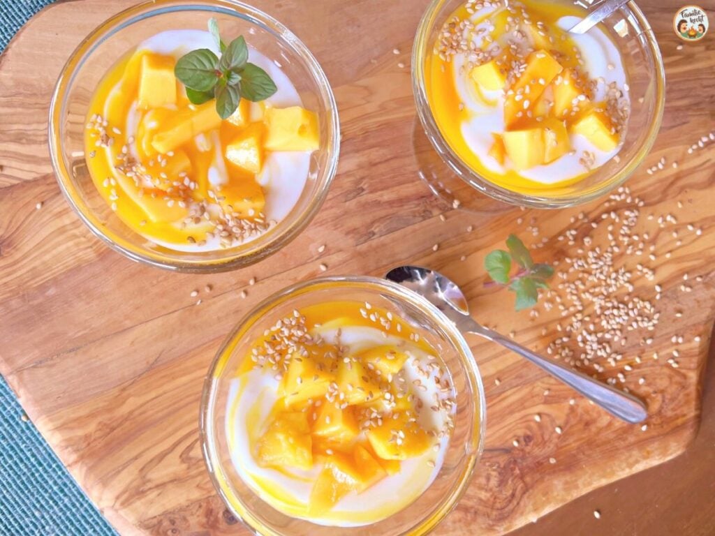 Nachtisch mit Mango und Sesam