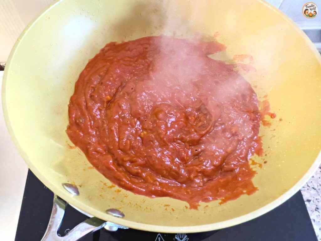 Tomatenpüree hinzugeben