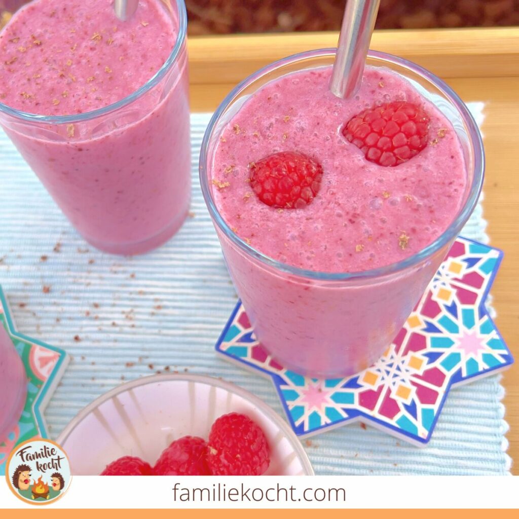 Cremiger Smoothie mit Bananen und Beeren
