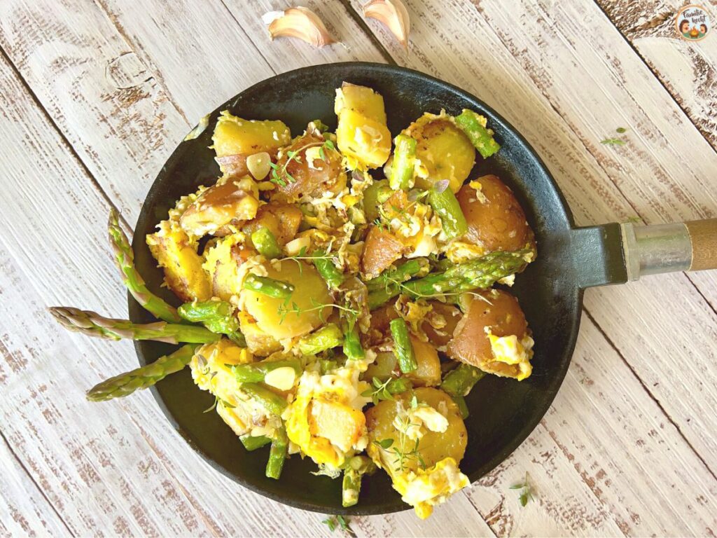 Bratkartoffeln mit Ei und Spargel