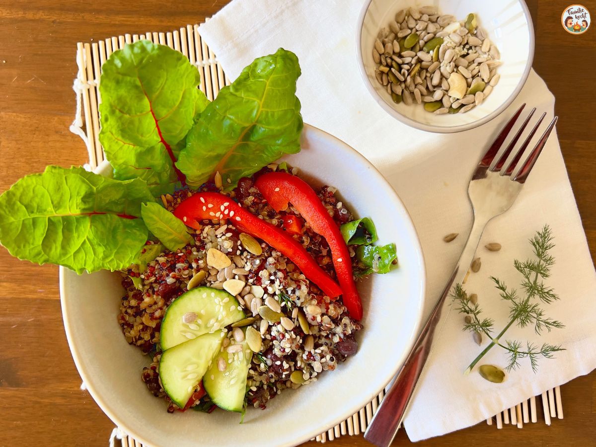 Proteinreicher Salat aus Quinoa • mit Schwarzen Bohnen &amp; Körnern
