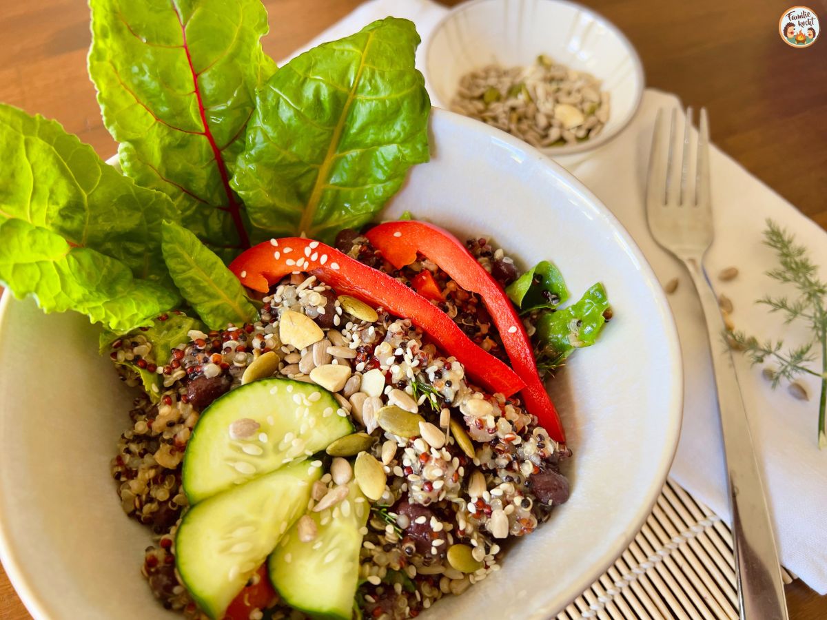 Proteinreicher Salat aus Quinoa • mit Schwarzen Bohnen & Körnern Proteinreicher Salat aus Quinoa • mit Schwarzen Bohnen & Körnern