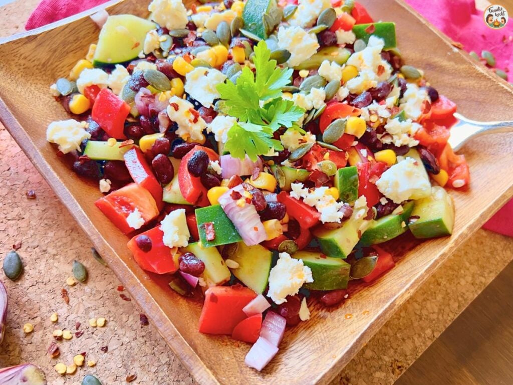 Mexikanischer Salat mit Feta und Schwarzen Bohnen