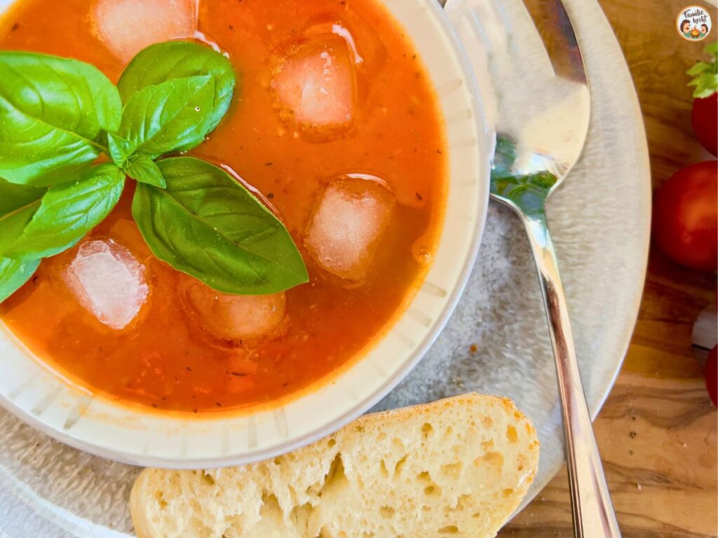 Sommerliche Tomatensuppe mit Eis