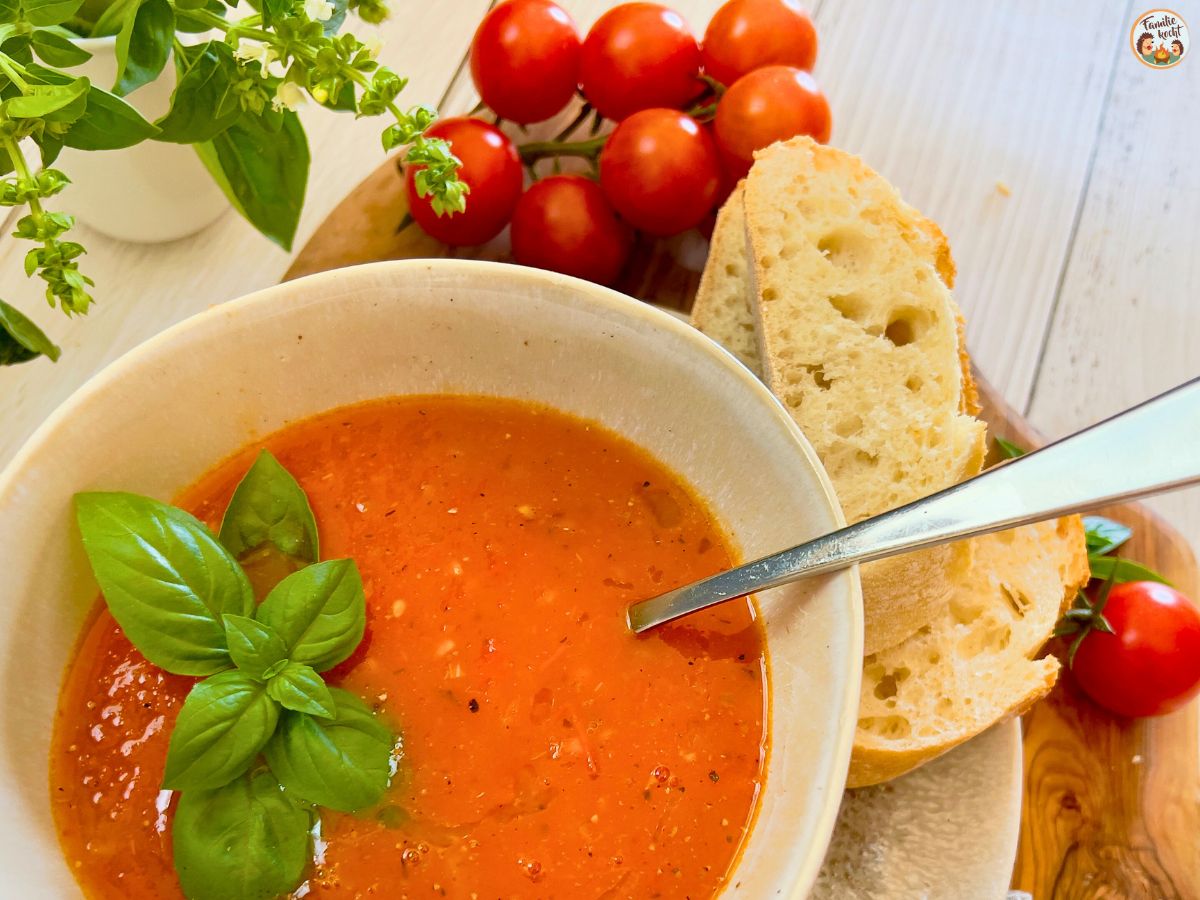 Tomatensuppe aus frischen Tomaten • Familie kocht