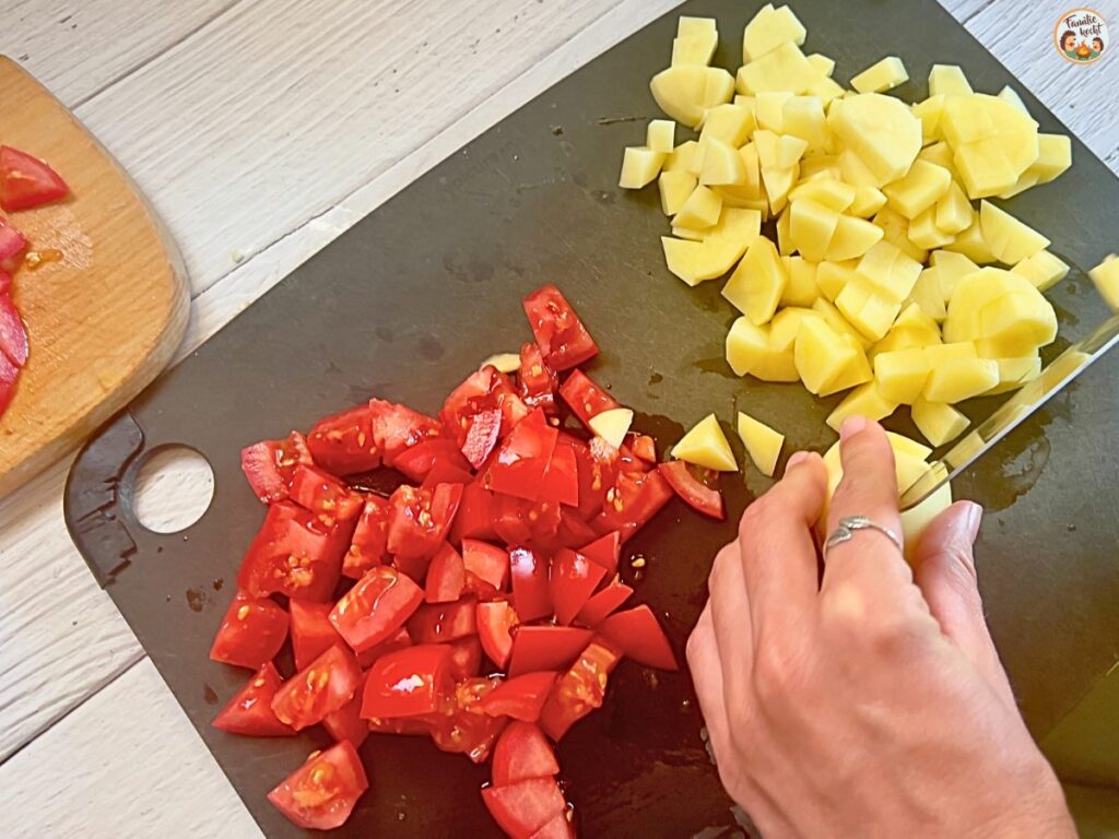 Kartoffeln und Tomaten schneiden