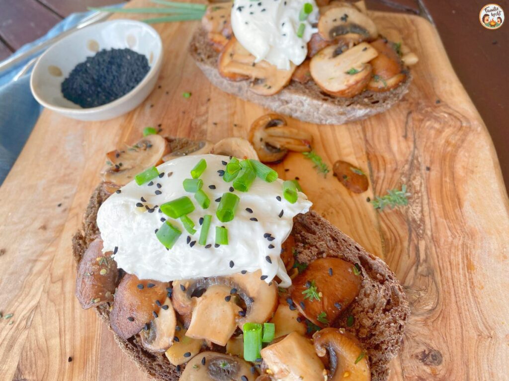 Burrata mit Pilzen auf Brot