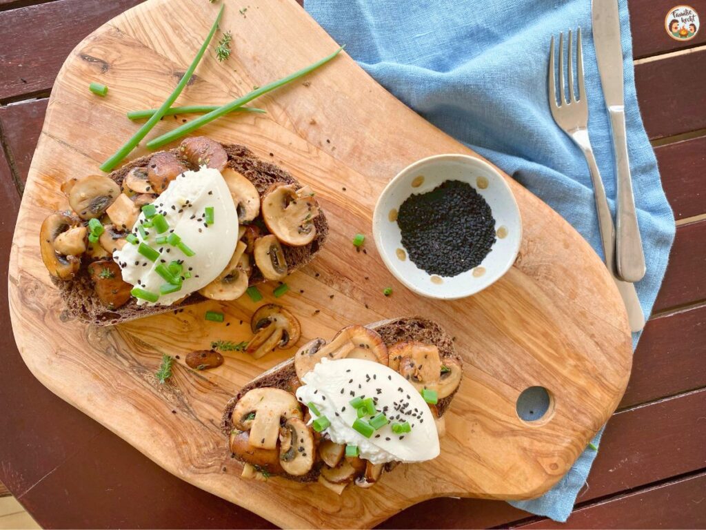 Pilze mit Burrata auf Brot