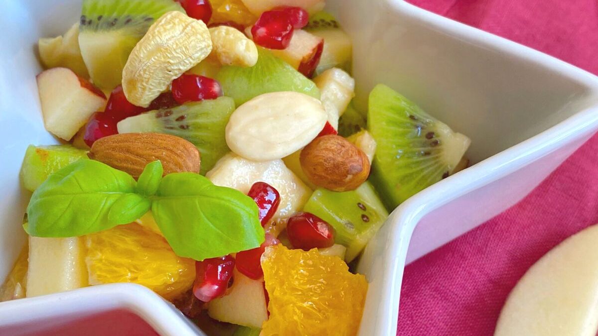 Klassischer Obstsalat mit Nüssen